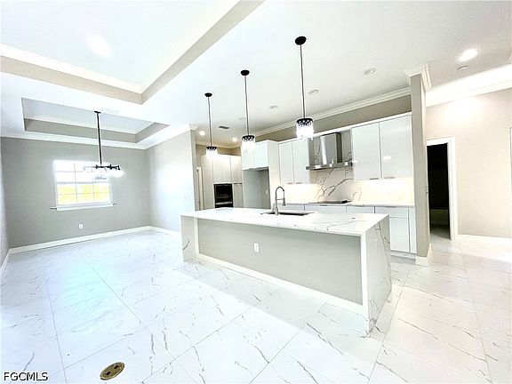 4th image of 575 Summit Ave S