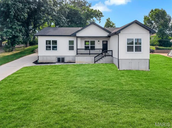 211 Fee Fee Rd, Maryland Heights, MO 63043