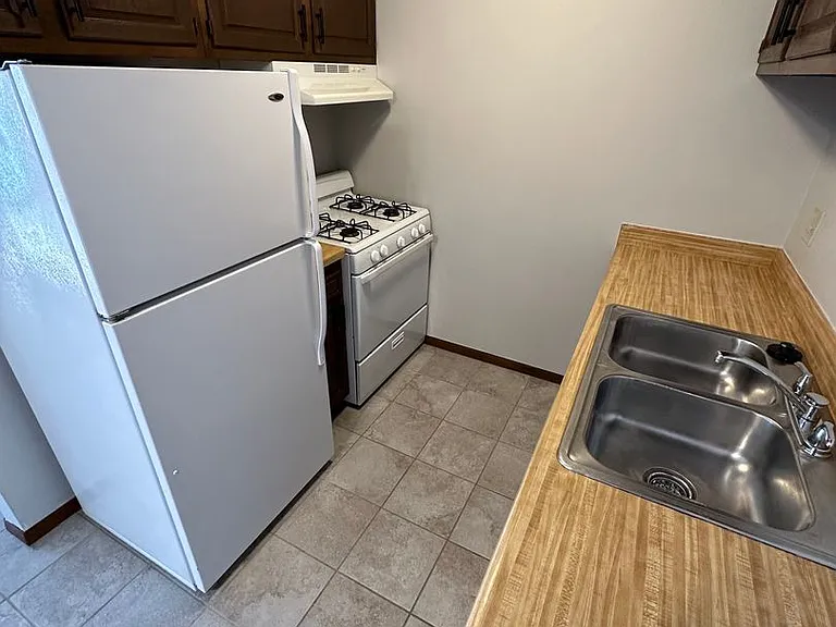 Plaza IV Apartments in St. Francis. — Photo 11