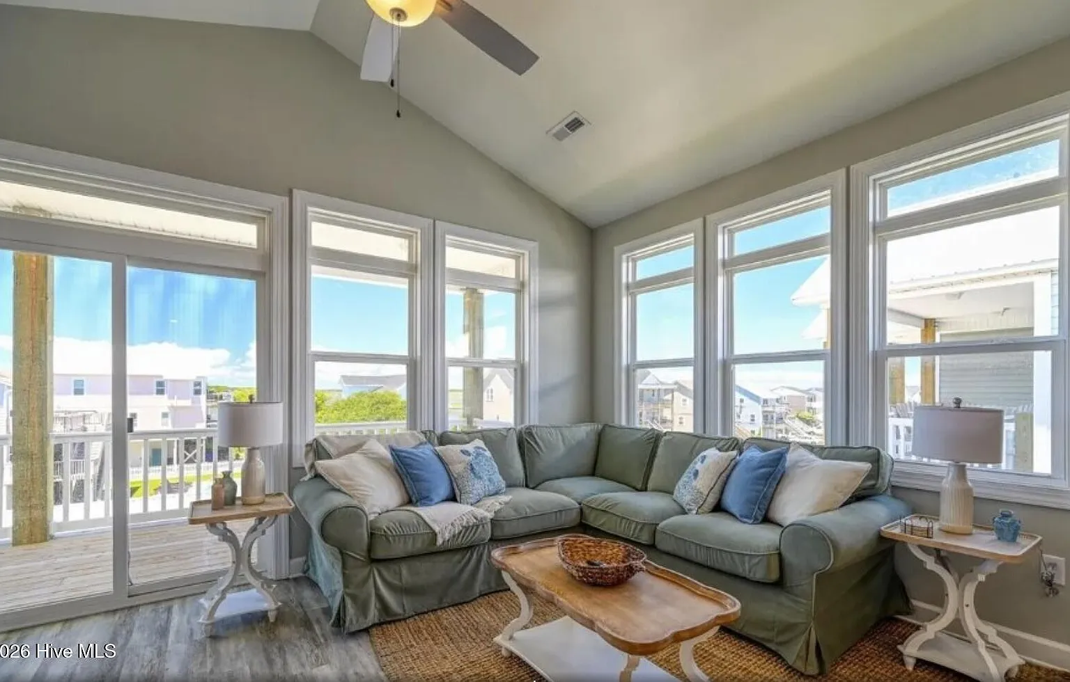 3 bed, 3.0 bath, 1428 sqft, $2,800 — Photo 3