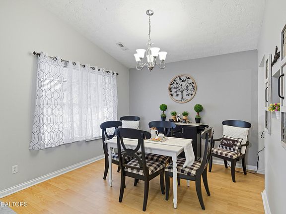 4th image of 131 Emerald Court Pl