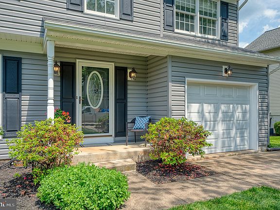 3rd image of 1043 Alexandria Way