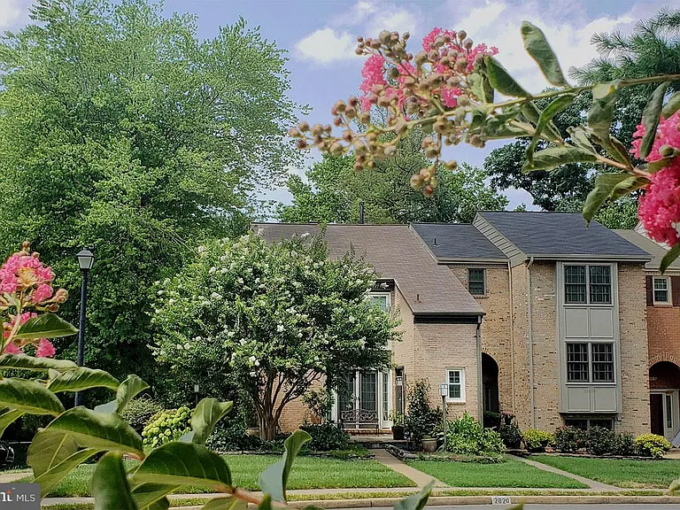 2020 Hopewood Dr — Photo 2