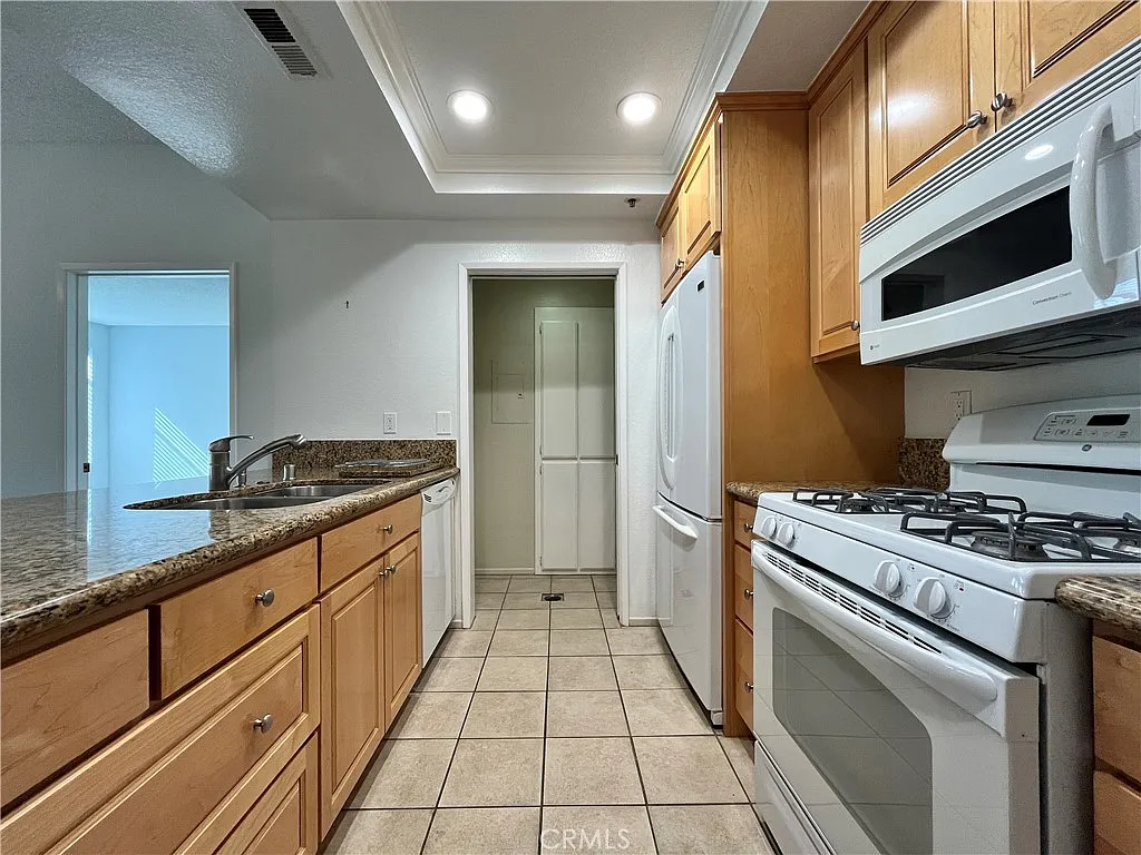 1 bed, 870 sqft, $3,000 — Photo 4