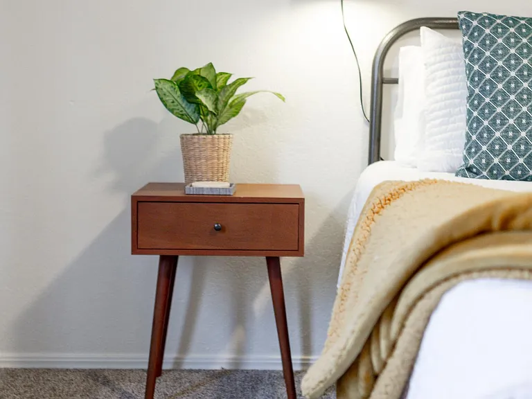 Queen Bed w/Nightstand