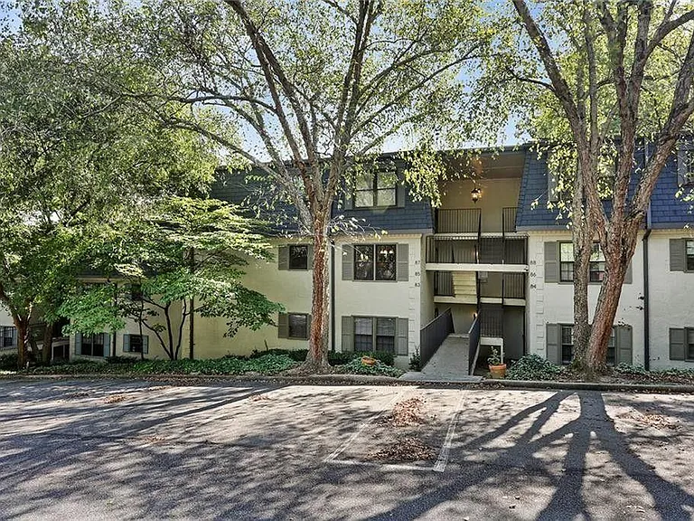 82 Montre Sq NW — Photo 2