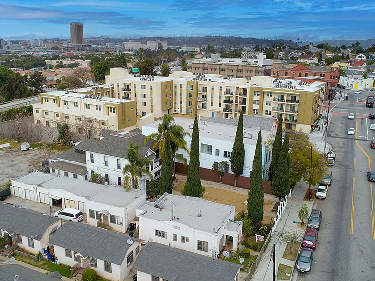Mariachi Plaza Apartments (OLD) — Photo 5