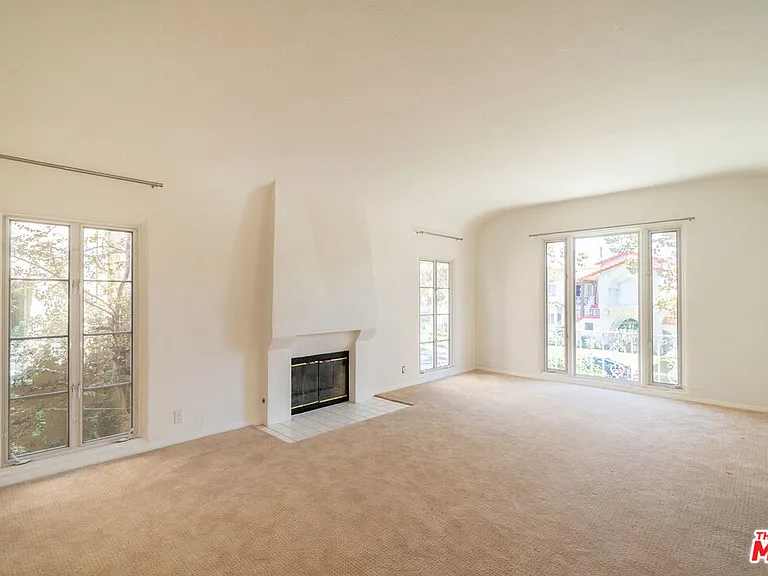 441 S Bedford Dr — Photo 3