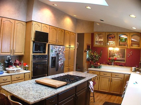 Kitchen w/cooking island