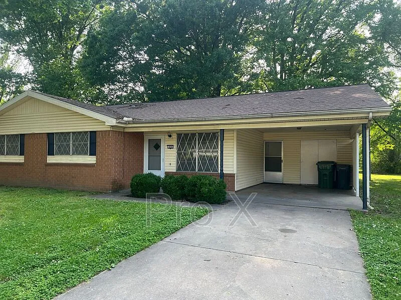 2 bed, 1.0 bath, 923 sqft, $1,195 — Photo 2