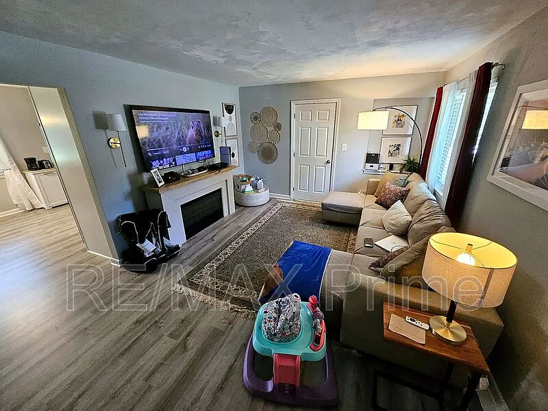4 bed, 2.0 bath, 1584 sqft, $2,400 — Photo 4