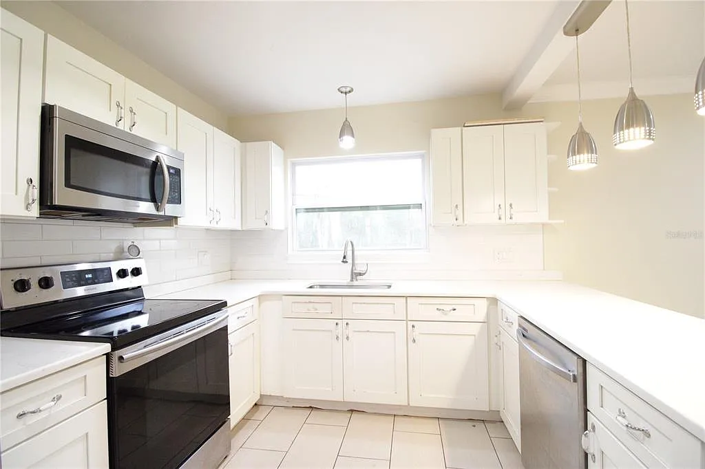 3 bed, 2.0 bath, 2094 sqft, $2,500 — Photo 3