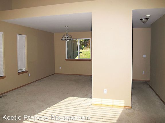 3rd image of 1022 NW Redwing Dr