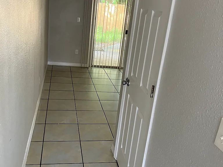 910 W Millard Ct — Photo 8