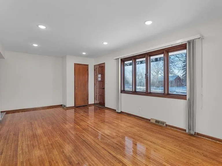 9109 Queen Ave S — Photo 1
