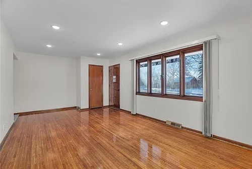 9109 Queen Ave S Photo 1