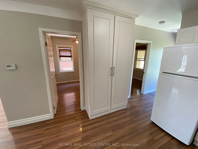 519 Catharine St N #MAIN LEVEL — Photo 4