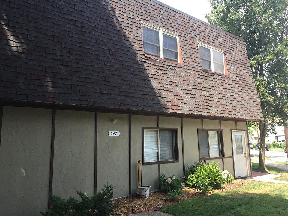 Front of 4 unit apartment building