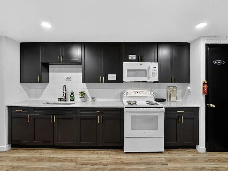 Full kitchen