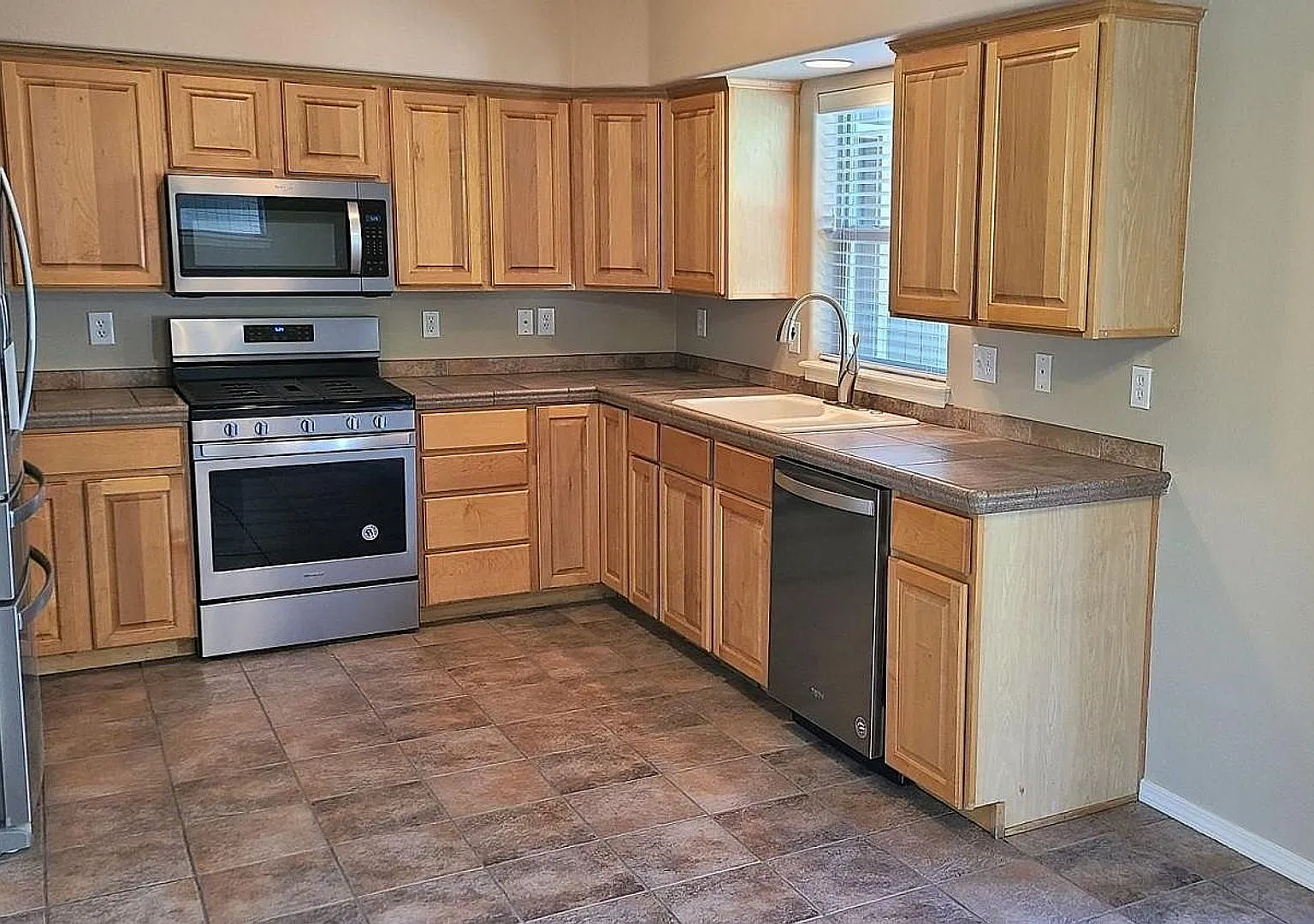 Large 4 bedroom SE Bend home with office/flex space! — Photo 2