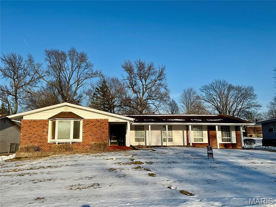 1st image of 890 Meadowgrass Dr
