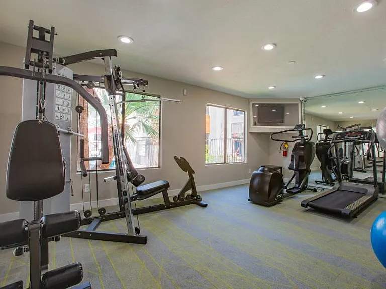 Portola Glendale — Photo 12