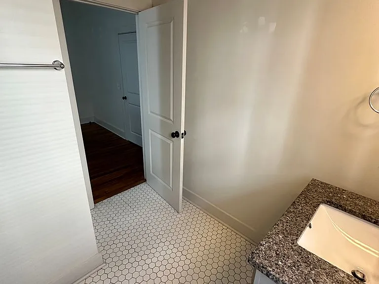 614 E Henry St — Photo 16