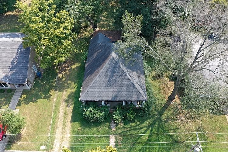2nd image of 220 Summer St