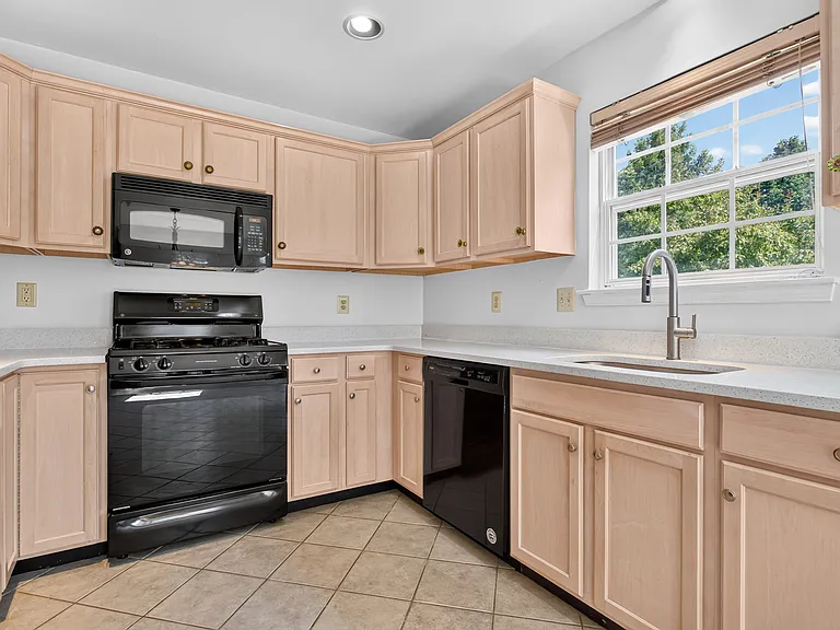 323 Glenn Rose Cir — Photo 5