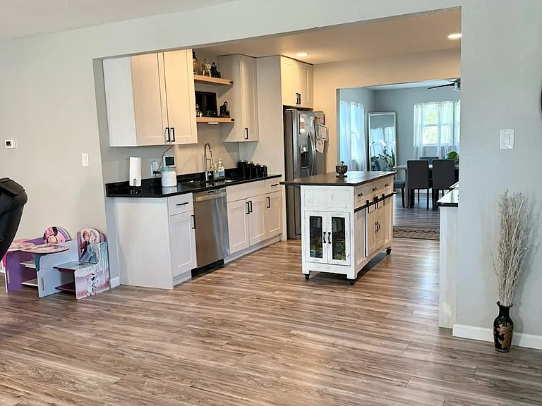 1614 Alexander Cir — Photo 3