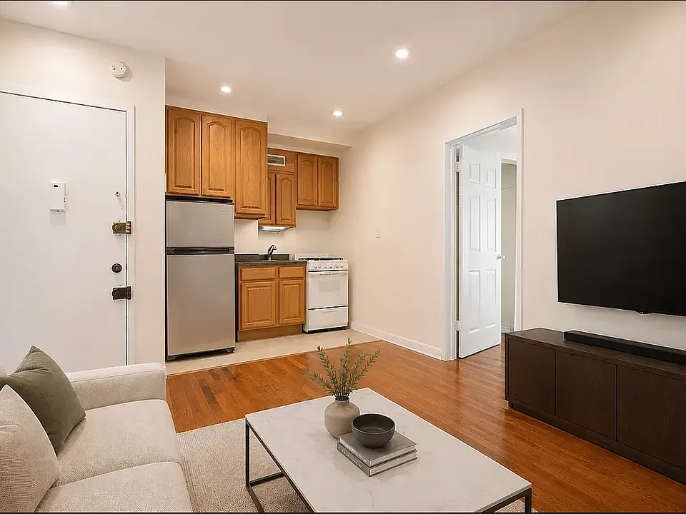 206 E 81st St #2AA