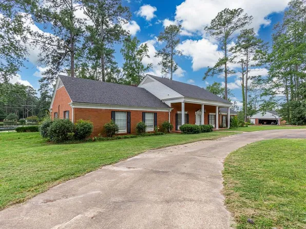 1215 Englewood Dr, Nacogdoches, TX 75964
