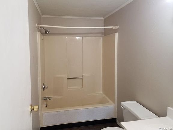 5th image of 10 Belle Ct APT A
