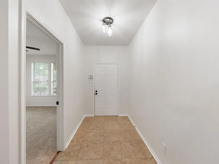 923 Shirefield Ln — Photo 4