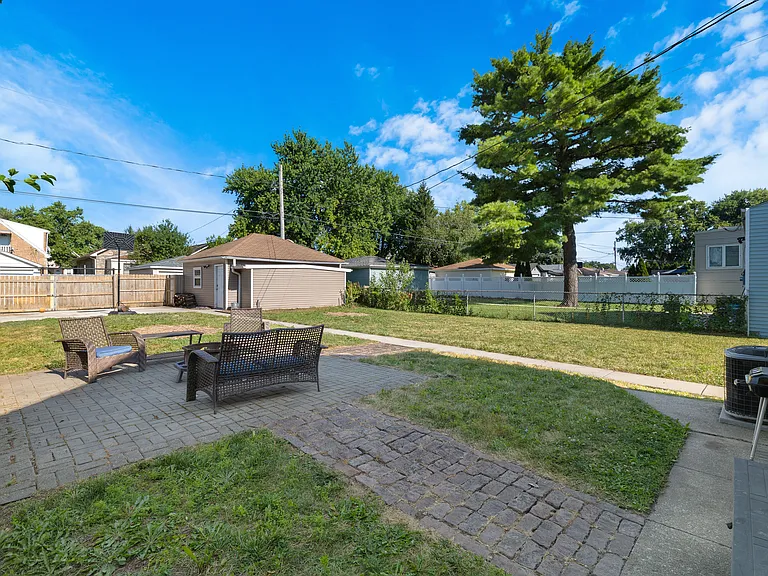 1513 Clinton Ave — Photo 33
