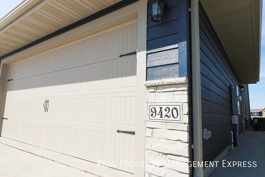 Like New 3 bedroom Twin Home with stainless steel appliances! — Photo 2