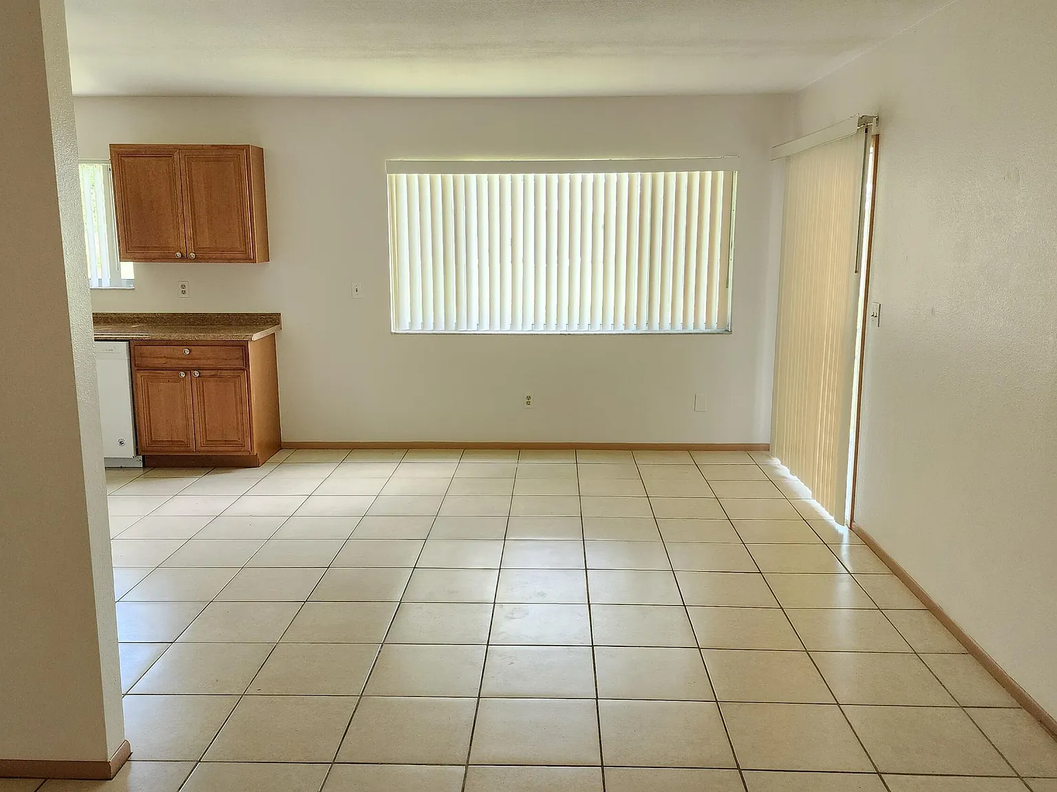 3 bed, 2.0 bath, 1176 sqft, $2,200 — Photo 2