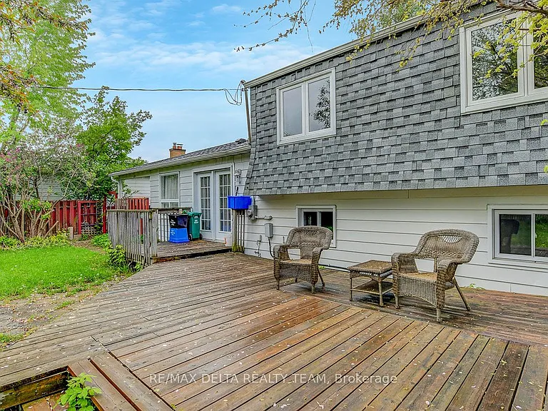 397 Phoenix Cres — Photo 35