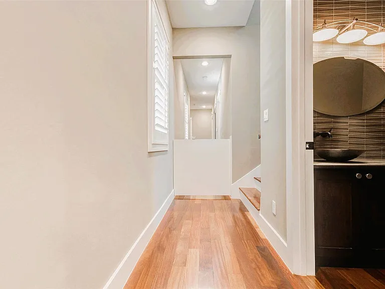 2219 Columbia St — Photo 18