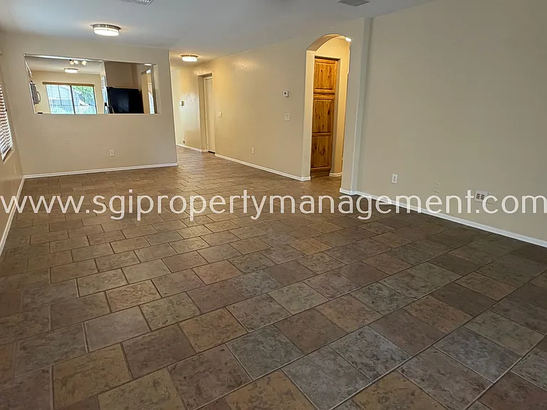 383 E Anastasia St — Photo 4