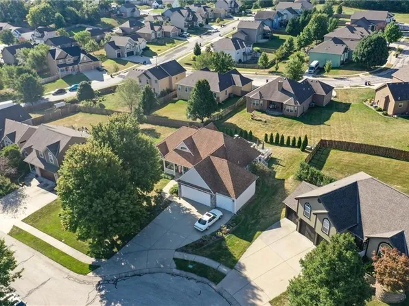 505 Coach Light Cir, Smithville, MO 64089