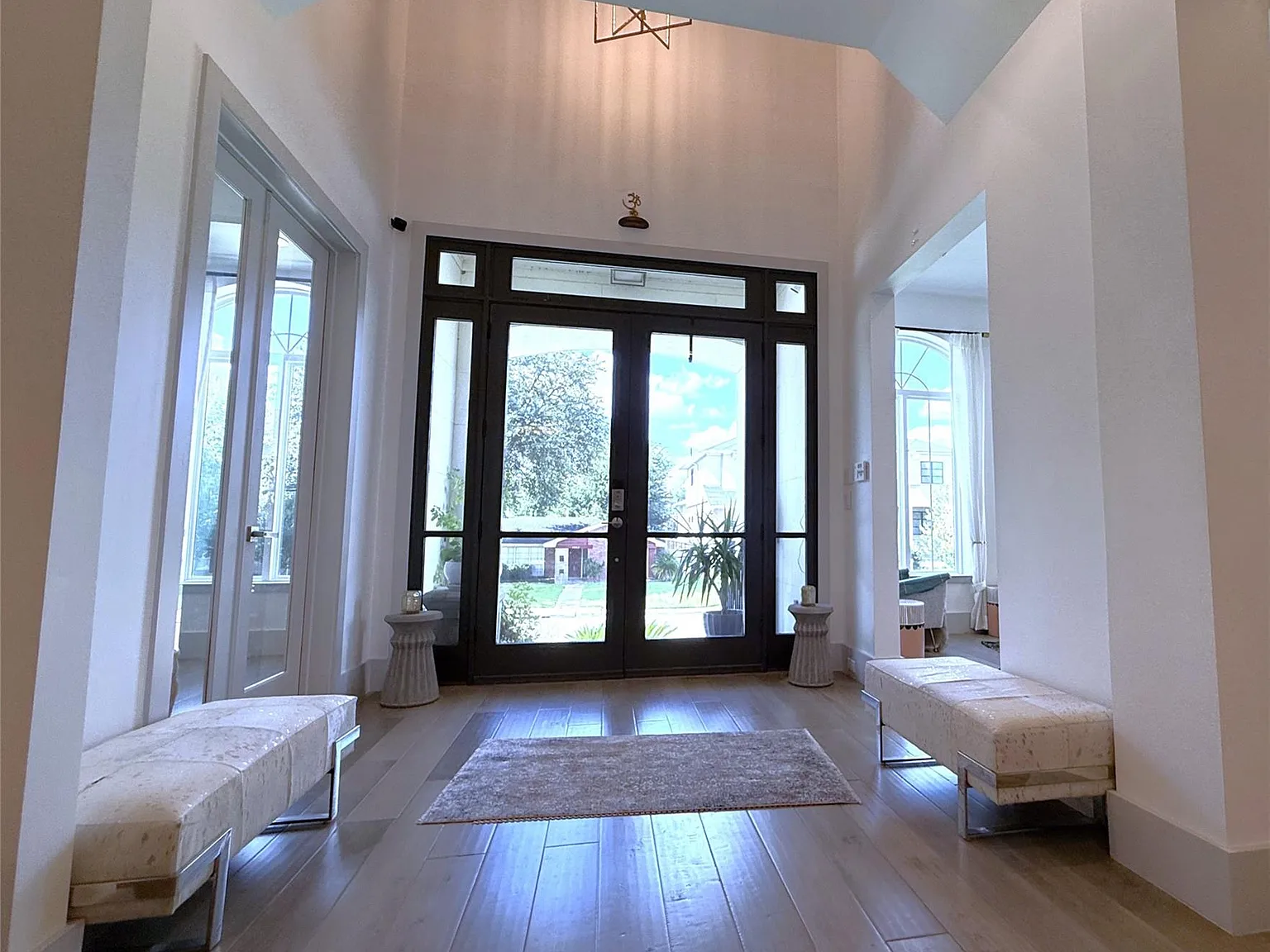 5 bed, 4.5 bath, 4732 sqft, $11,400 — Photo 3