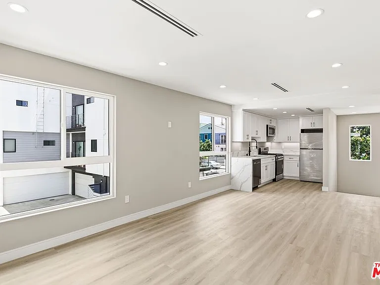 225 N Burlington Ave — Photo 5