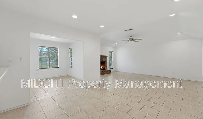 1233 Hollyhock Ln — Photo 8
