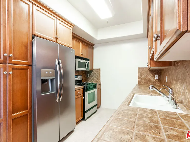 2335 S Bentley Ave #104 — Photo 8
