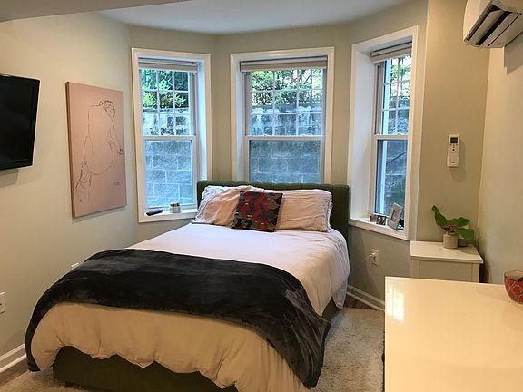 Bedroom - Queen Bed in Bay Window