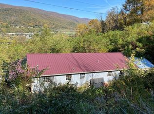 1235 Wolf St, Narrows, VA 24124