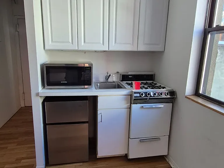 415 W 47th St #3C — Photo 6