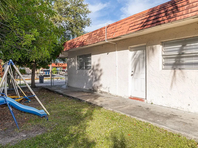 7750 SW 10th Ct — Photo 30