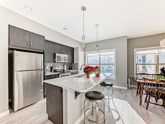 5th image of 32 N Horseshoe Cres #102